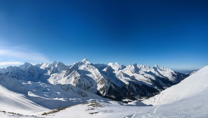 Naklejka premium a panoramic view of a snow capped mountain range under a clear blue sky