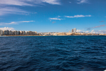 Malta-San Giuliano panorama citta con mare palme navi  grattacieli 