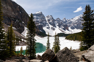 Besneeuwde bergen en bevroren meer van Moraine Lake en Valley of the Ten Peaks, Banff National...
