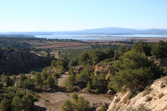 Randonn&eacute;e dans le parc naturel r&eacute;gional de la Narbonnaise et vue sur l'&eacute;tan de Bages sigean et Pyr&eacute;n&eacute;es 