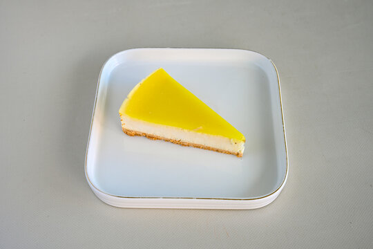 San sebastian ( Bask ) cheesecake slice isolated close up. Fistik ruyası.  Limonlu , lotus, antep fistikli, Frambuaz cheesecake . Pistachio cheesecake