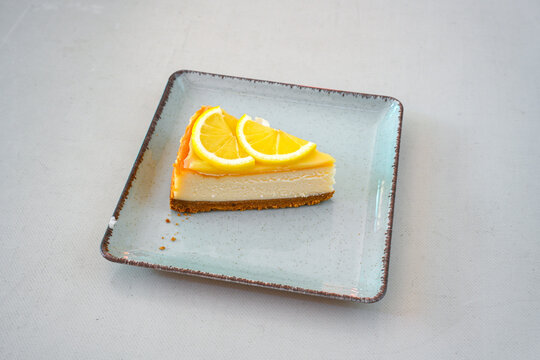 San sebastian ( Bask ) cheesecake slice isolated close up. Fistik ruyası.  Limonlu , lotus, antep fistikli, Frambuaz cheesecake . Pistachio cheesecake