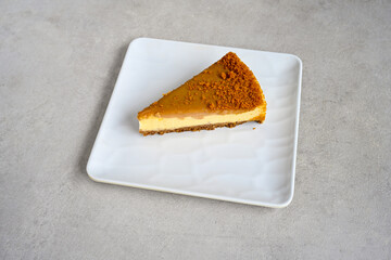 San sebastian ( Bask ) cheesecake slice isolated close up. Fistik ruyası.  Limonlu , lotus, antep fistikli, Frambuaz cheesecake . Pistachio cheesecake