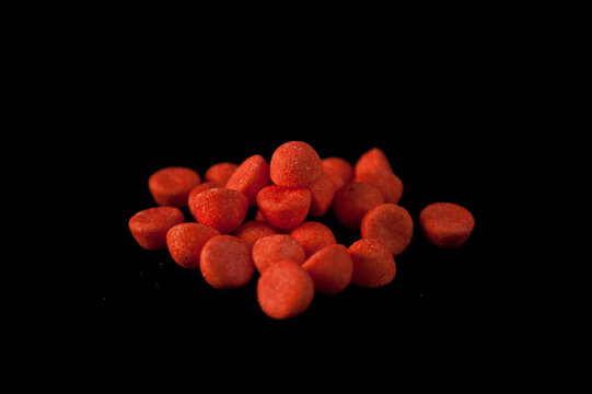 Bonbons fraises tagada sur fond noir