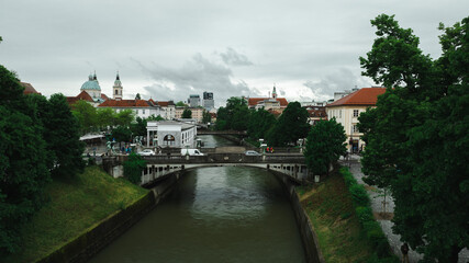 Fototapeta premium Establishing Aerial view of Ljubljana Castle on hill in historical city. Capital of Slovenia, Central Europe.