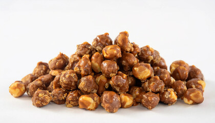 Obraz premium A pile of caramel-coated nuts, showcasing their rich texture and golden color. Perfect for sweet lovers and indulgent snack moments.