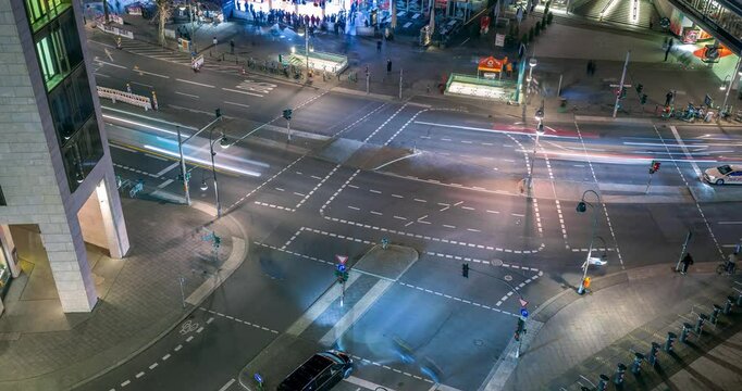 Strassenkreuzung in Berlin. Zoologischer Garten. Timelapse.