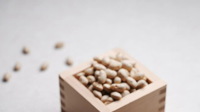 鬼とお多福の面と節分豆