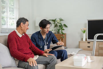 Obraz premium Nurse documenting care while chatting with elderly patient in home setting.