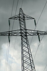 Pylônes électriques en contre-plongée et ombre
