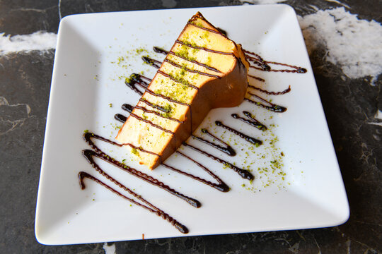 San sebastian ( Bask ) cheesecake slice isolated close up. Fistik ruyası.  Limonlu , lotus, antep fistikli, Frambuaz cheesecake . Pistachio cheesecake