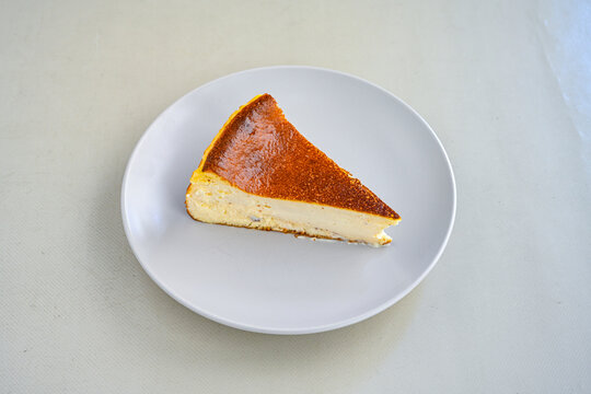 San sebastian ( Bask ) cheesecake slice isolated close up. Fistik ruyası.  Limonlu , lotus, antep fistikli, Frambuaz cheesecake . Pistachio cheesecake