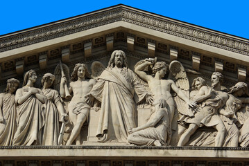 Fronton de l'église de La Madeleine à Paris. France