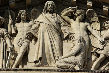 Statue du Christ sur le fronton de l'église de La Madeleine à Paris. France