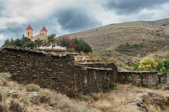 Ermita de Tices con cortijos abandonados