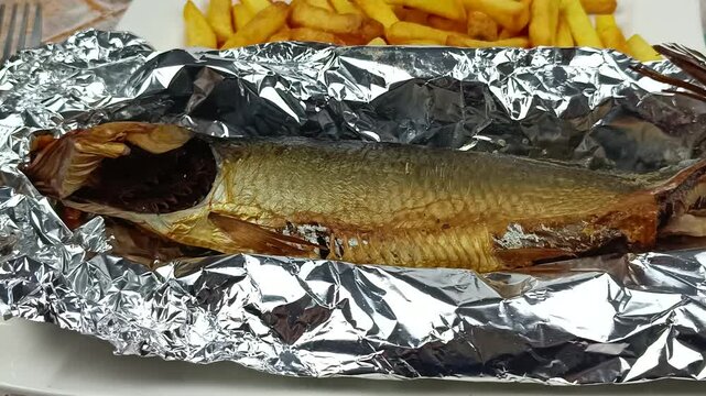 Kipper (hareng fum&eacute;), et frites en gros plan