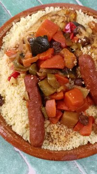 gros plan sur un plat du couscous au poulet et merguez
