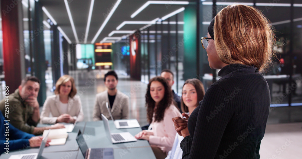 Aufkleber manager leading diverse team in business training presentation