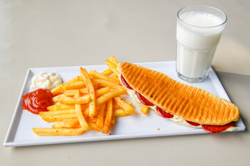 Turkish karisik atom Ayvalik tost ( kasarli bazlama tost) . Sucuklu, Kasarli, kavurmali karisik...