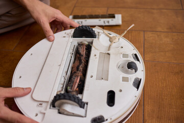 Properly Removing and Maintaining the Brush of a Cleaning Robot for Optimal Performance