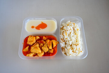 Sauteed chicken with carrots and peas ( Turkish ; Tavuk Sote ) Kori soslu, Kremali Mantarli, Meksika usulu tavuk.