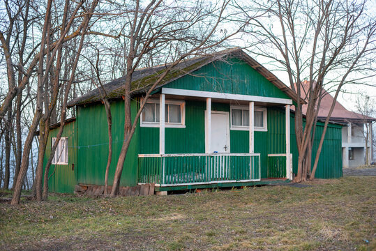 mall Green Wooden Cabin in the Forest. A Secluded Retreat in Nature
