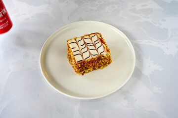 Close-up of homemade mug cakes with protein topping. Tek kisilik, adet yas pasta. Red velvet, Profiterol, meyveli, krokanli, frambuazli,  cikolatali yas pasta. Dogum gunu pastasi. 