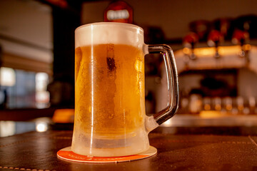 Chop Gelado em Caneca com Colarinho Branco no Bar