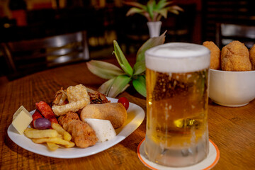 Mesa de Bar com Petiscos Variados e Cerveja