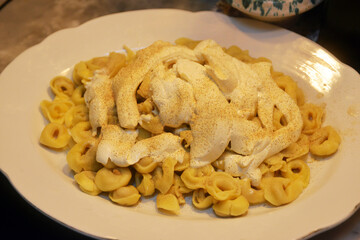Tortellini bolliti in brodo con panna e pepe bianco