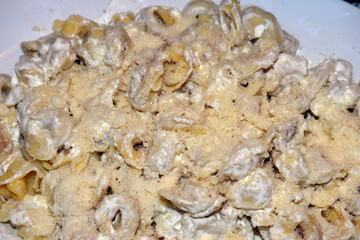 Tortellini bolliti in brodo con panna e pepe bianco