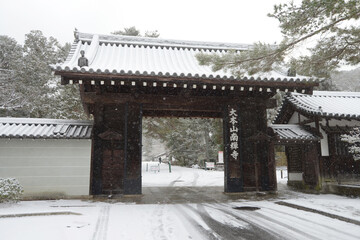 Fototapeta premium 雪の南禅寺 中門 京都市左京区