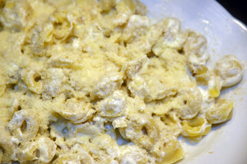 Tortellini bolliti in brodo con panna e pepe bianco