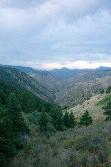 Obraz premium Road Cutting Between the Mountains