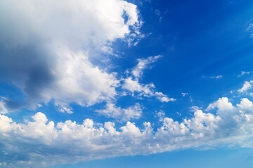 Obraz premium blue sky with beautiful white clouds on a spring day.
