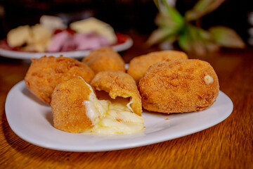 Bolinho de Queijo Frito Empanado Petisco