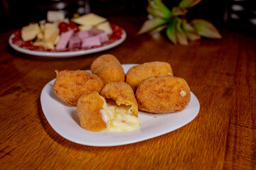 Bolinho de Queijo Frito Empanado Petisco