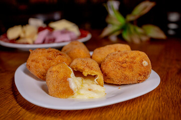 Bolinho de Queijo Frito Empanado Petisco