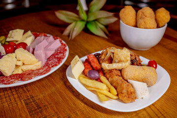 Mesa de Bar com Petiscos Variados e Cerveja