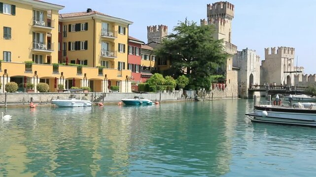 Le port de plaisance et l'entr&eacute;e du village de Sirmione pr&egrave;s de son ch&acirc;teau.