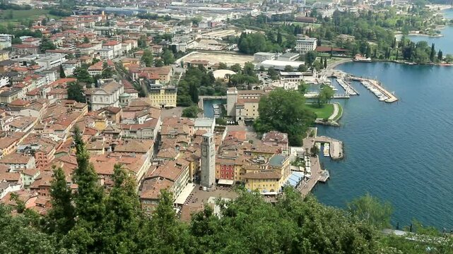 La petite ville de Riva et son port sur lac de Garde dans les Alpes italiennes.