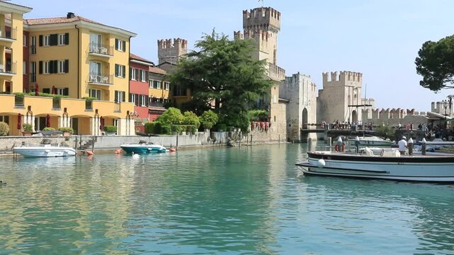 Le port de plaisance et l'entr&eacute;e du village de Sirmione pr&egrave;s de son ch&acirc;teau.