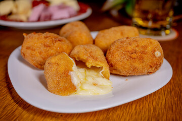 Bolinho de Queijo Frito Empanado Petisco
