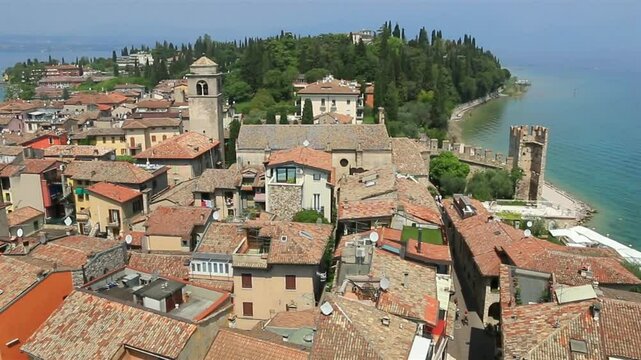 Vue a&eacute;rienne de la presqu'&icirc;le de Sirmione en Italie, centre touristique r&eacute;put&eacute;.