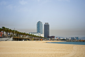 Obraz premium barcelona beach at sunset with buildings