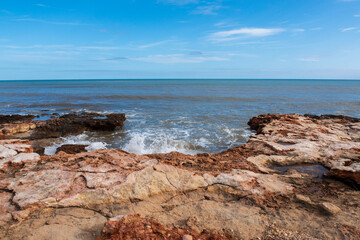 Am Ufer des Mittelmeers im Naturpark Serra de Irta nahe Alcossebre, Provinz Castellón, Autonome Gemeinschaft Valencia, Spanien