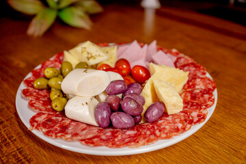 Mesa de Bar com Petiscos Variados e Cerveja