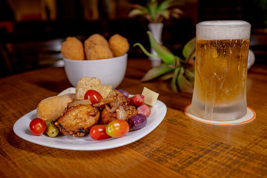 Mesa de Bar com Petiscos Variados e Cerveja