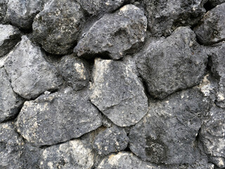 琉球石灰岩が支える沖縄。本土とは全く違った景観がそこに展開されている。白い世界。ごつごつと荒々しい岩肌。はるか昔、人類がこの島にたどり着いたその時から石と人とのつながりが始まった。日本最古の人類が生活していた沖縄列島。悠久の時間が流れる。