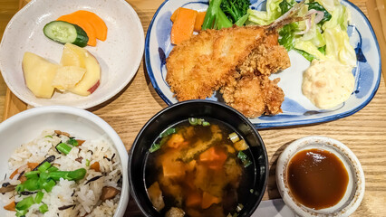 美味しそうなフライ定食